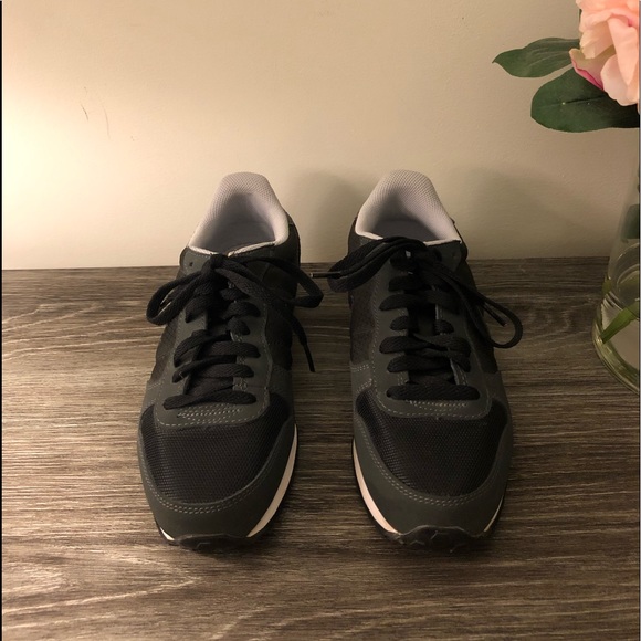 Nike Shoes - Nike retro sneakers